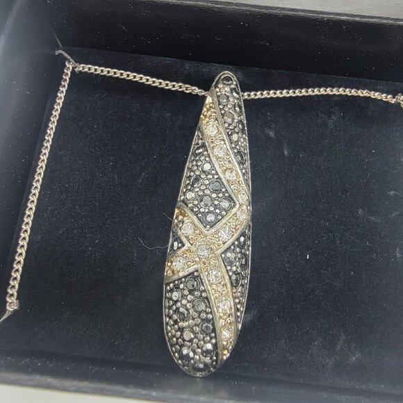 Avon NRT Iris Amaia Necklace Silver Tone Oblong‎ Pendant New In BOX - Picture 2 of 7